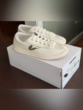 Tretorn White Nylite Plus Leather Sneakers with Gold logo size 8.5